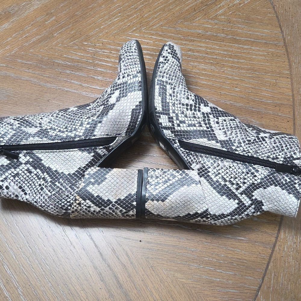 Bamboo Womans Snakeskin Blockheel Booties , Size 6.5 - Picture 5 of 9
